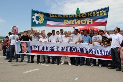 Сотрудники администрации Шалинского района приехали на мероприятие в Грозный. Фото Ахмеда Альдебирова для "Кавказского узла"