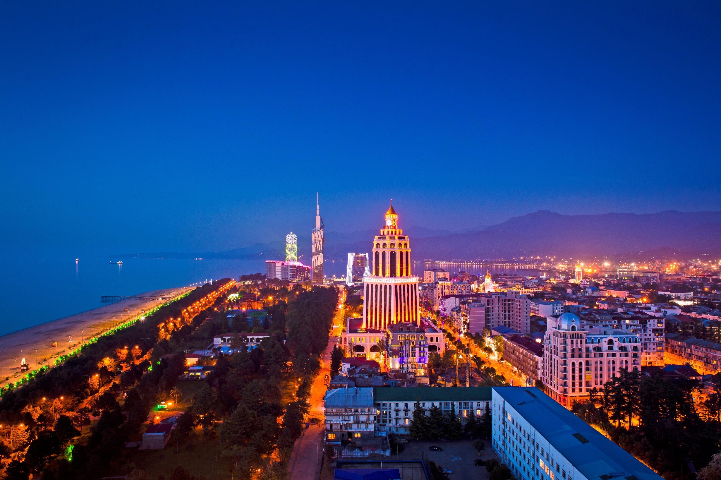 Ночной Батуми. Фото: wikimedia.org Ночной Батуми. Фото: wikimedia.org