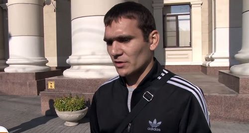 Активист на пикете в годовщину пенсионной реформы. Фото: кадр видео Высота 102 https://www.youtube.com/watch?v=EqfKL_yYjEA