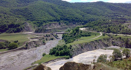 Ауховский район Дагестана. Фото Дагиров Умар https://ru.wikipedia.org/wiki/Ауховский_район#/media/Файл:ГӀурий_а,_Сал-хи_а_вовшахкхетар,_аьтту_агӀора_ГӀурий,_аьрру_–_Сал-хи.jpg