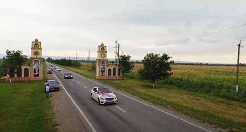 Свадебный кортеж в Чечне. Скриншот видео https://www.youtube.com/watch?v=EU8rWT-FgPQ