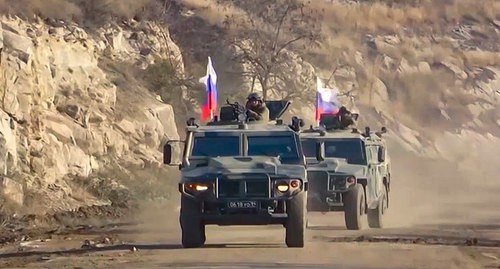 Миротворцы в Лачинском коридоре. Фото: пресс-служба Минобороны России http://mil.ru/russian_peacekeeping_forces/media/photo/gallery.htm?id=84438@cmsPhotoGallery