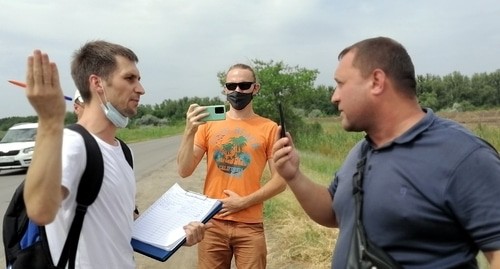 Спор сторонника и противника строительства дороги в Волго-Ахтубинской пойме. 17 июля 2021 года. Фото Татьяны Филимоновой для "Кавказского узла".