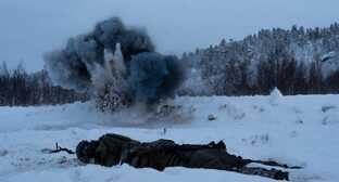Военные инженеры укрываются от взрыва. Фото: сайт Минобороны РФ