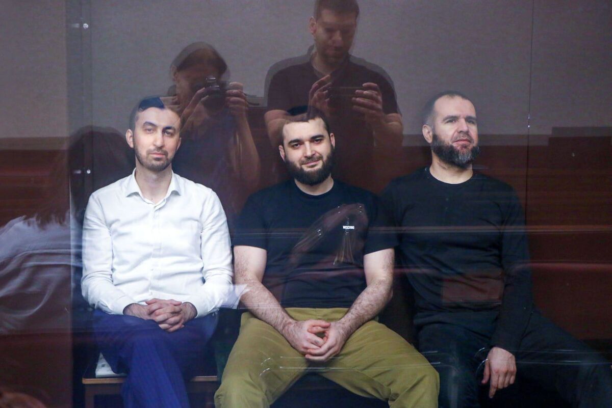 Кемал Тамбиев, Абдулмумин Гаджиев, Абубакар Ризванов (слева направо). Фото: Дарья Корнилова https://memorialcenter.org/news/vystuplenie-v-preniyah-po-apellyaczionnomu-proczessu-dela-zhurnalista-gadzhieva признан инагентом
