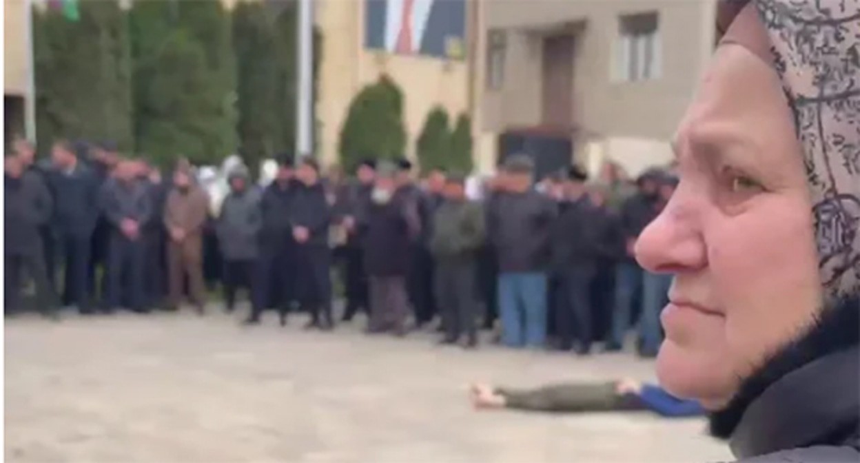 Тело убитого подростка на площади в Ачхой-Мартане. Стоп-кадр видео из Telegram-канала Тумсо Абдурахманова (признан иноагентом) от 09.04.25, https://t.me/abusaddamshishani/6578
