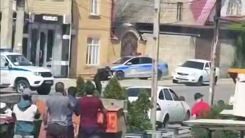 Нападение на силовиков в Махачкале. 5 мая 2025 г. Скриншот видео https://ria.ru/20250505/mvd-2015073634.html