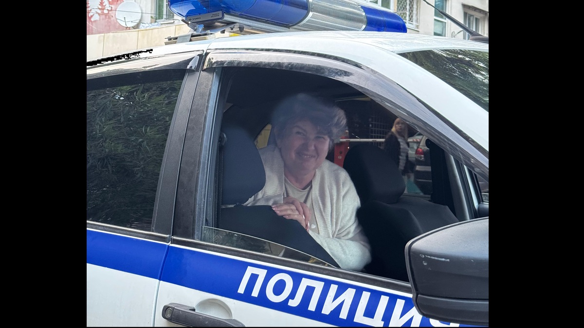 Активистка Татьяна Поливанова в полицейской машине. Фото предоставлено сыном Поливановой