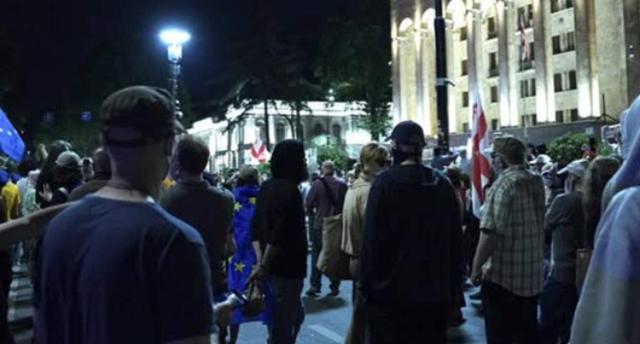 Участники протестной акции у парламента Грузии. Скриншот фото Publika от 08.06.25, https://www.facebook.com/photo/?fbid=1466824488050430&set=a.715406393192247 (деятельность компании Meta, владеющей соцсетью, запрещена в России)