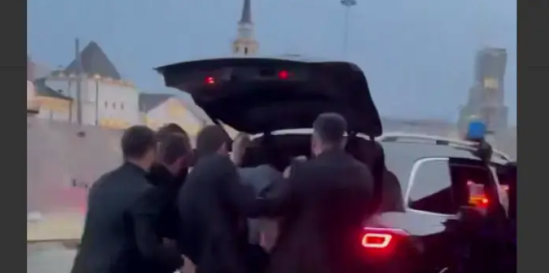 Чеченские силовики кладут Арега Щепихина в багажник. Стоп-кадр видео "Кавказского узла", https://www.youtube.com/shorts/lqkgd7MfIM8