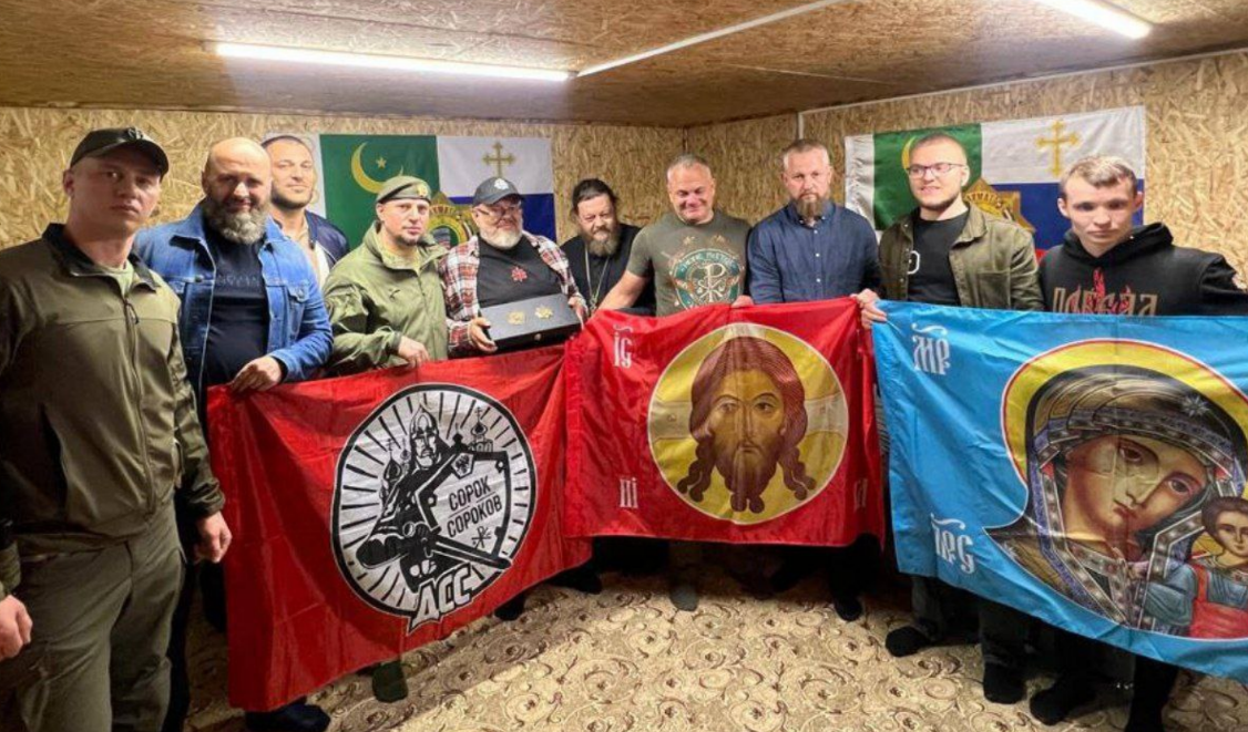 Апти Алаудинов среди представителей движения "Сорок Сороков". Скриншот фото из Telegram-канала "Кормухин"