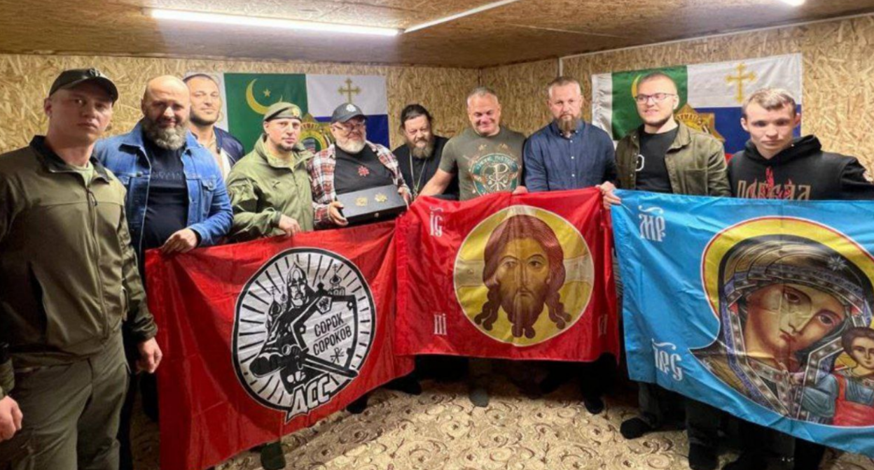 Апти Алаудинов среди представителей движения "Сорок Сороков". Скриншот фото из Telegram-канала "Кормухин"