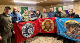 Апти Алаудинов среди представителей движения "Сорок Сороков". Скриншот фото из Telegram-канала "Кормухин"