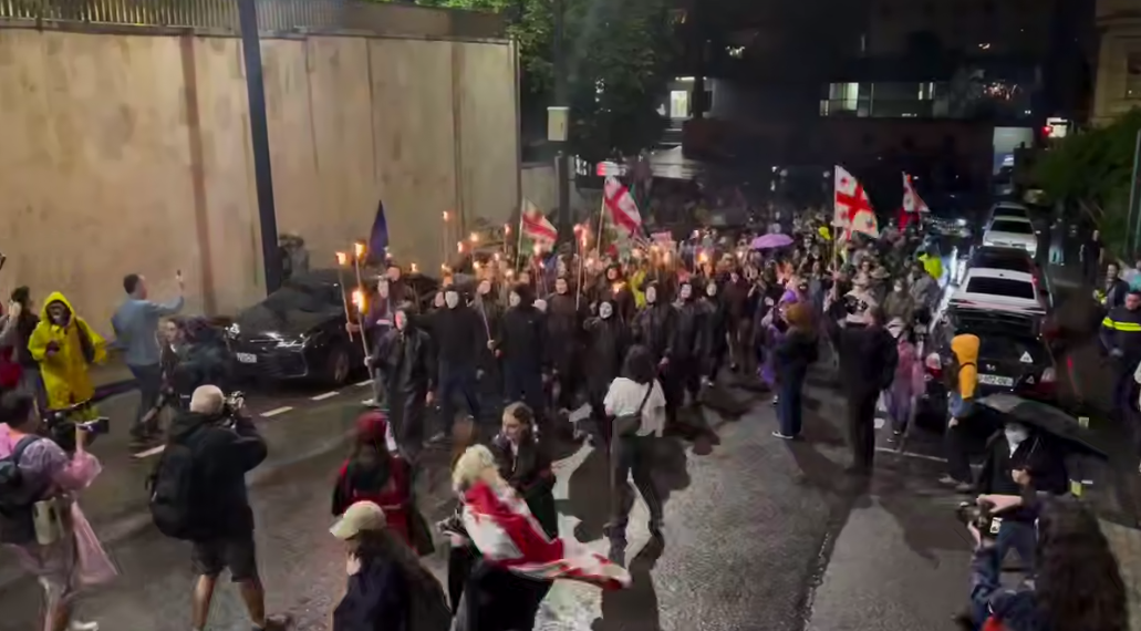 Участники протестного шествия в Тбилиси. Стоп-кадр видео Tbilisi Life от 15.06.25, https://t.me/Tbilisi_life/40235 