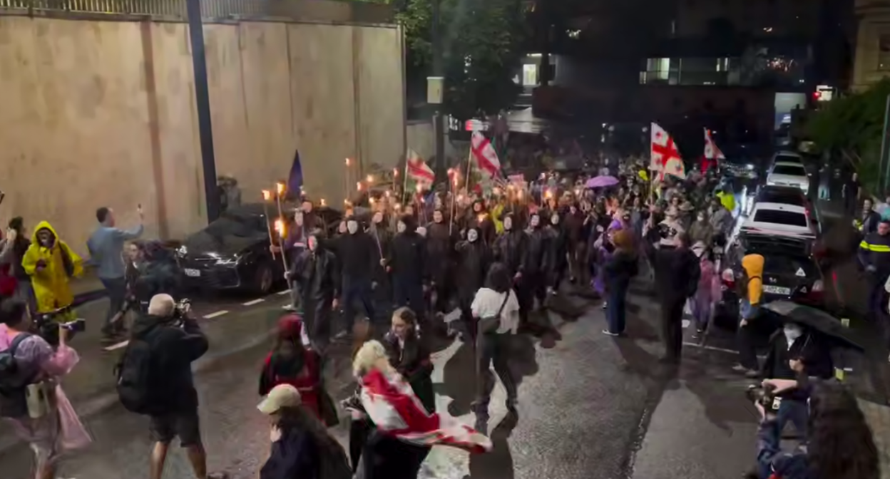 Участники протестного шествия в Тбилиси. Стоп-кадр видео Tbilisi Life от 15.06.25, https://t.me/Tbilisi_life/40235 
