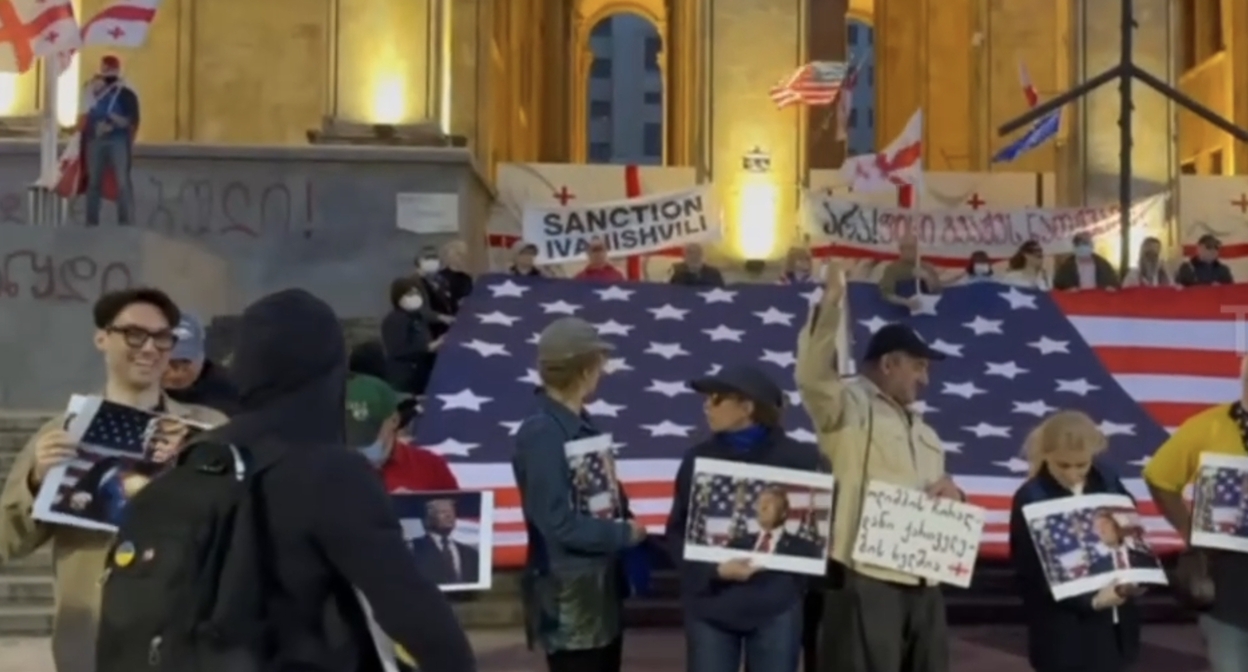 Активисты у парламента Грузии призывают Сенат США поддержать MEGOBARI Act. 
Кадр видео Lorena Beria / Tbilisi life 