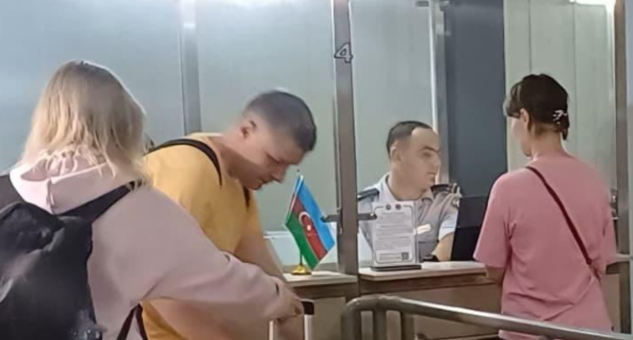Эвакуированные из Ирана на границе с Азербайджаном. Скриншот фото Report от 15.06.25, https://report.az/ru/v-regione/v-azerbajdzhan-iz-irana-evakuirovana-ocherednaya-gruppa-grazhdan-rf/