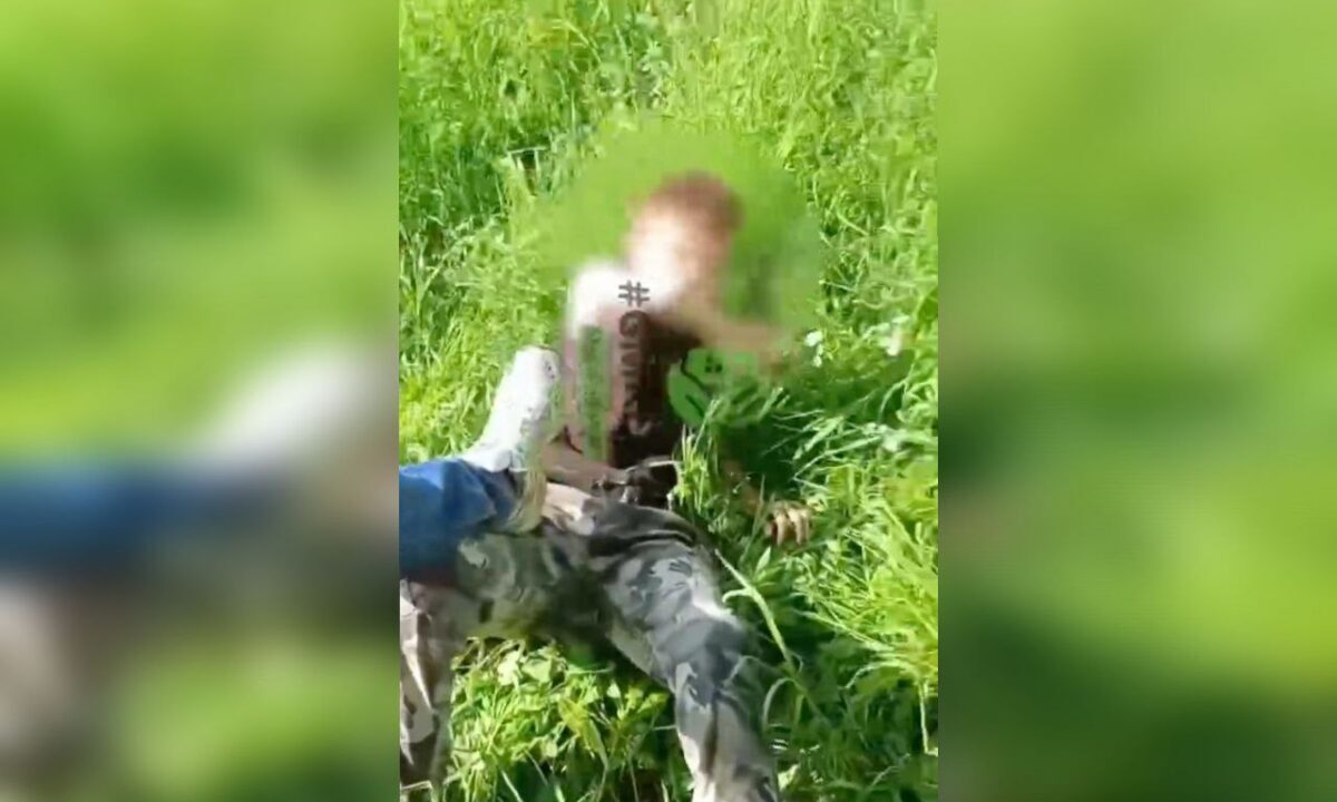Кадр видео подростка стоящего на коленях. 16 июня 2025 г. Скриншот видео t.me/gmrlive