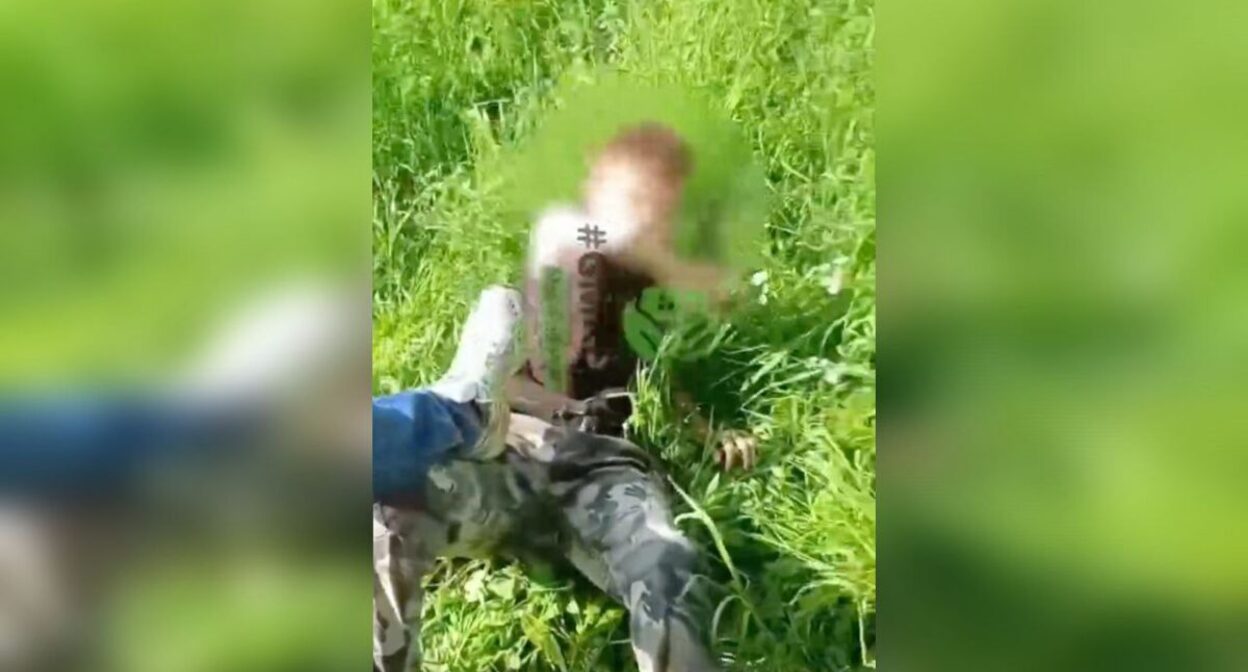 Кадр видео подростка стоящего на коленях. 16 июня 2025 г. Скриншот видео t.me/gmrlive