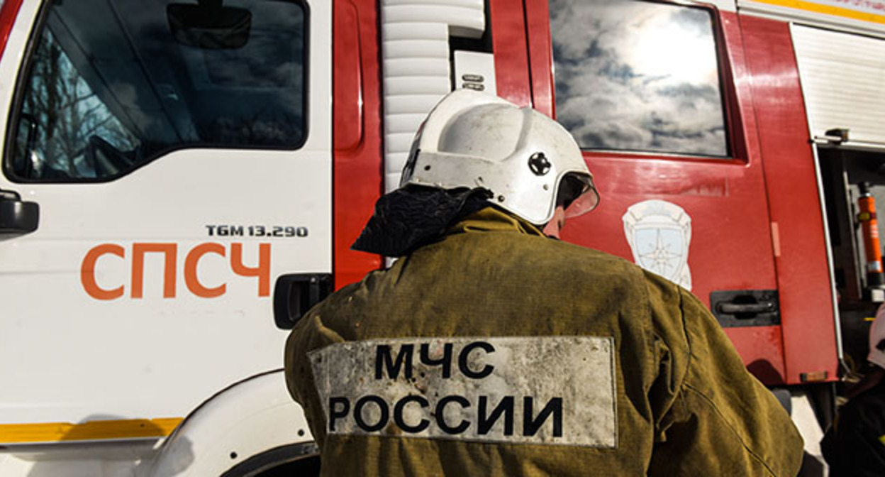 Сотрудник МЧС. Фото Елены Синеок, Юга.ру