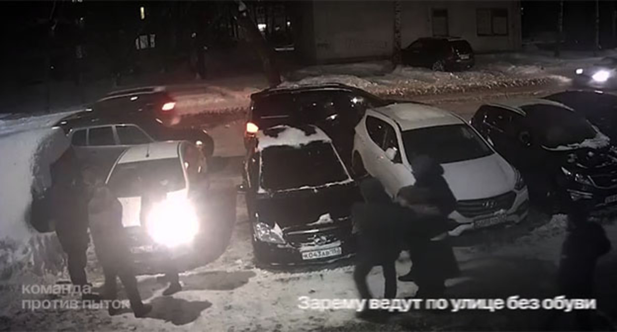Зарему Мусаеву ведут к машине без обуви. Скриншот видео https://t.me/no_torture/3642
