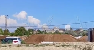 Песок с мазутом в Воскресенском. Стоп-кадр видео Kub_mash от 23.07.25, https://t.me/kub_mash/9680/