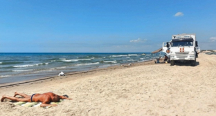 Отдыхающий на пляже Джемете. Фото Екатерины Железновой, 93.ru, https://93.ru/text/summer/2025/07/22/75755366/