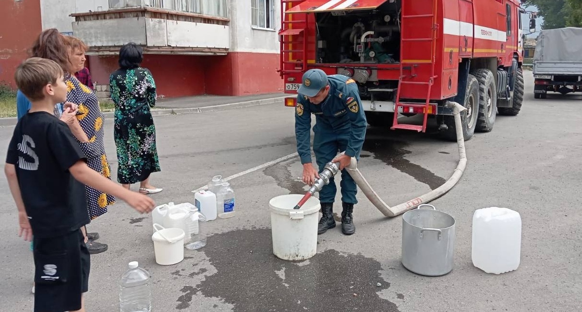 Раздача воды жителям Тырныауза. Фото: МЧС https://t.me/mchskbr/7955