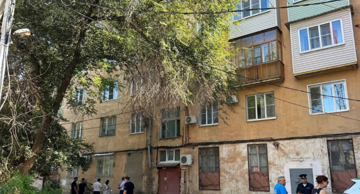 Дом на улице Татищева, 10. Скриншот фото из Telegram-канала пресс-службы губернатора Астраханской области от 07.08.25, https://t.me/governorspressoffice/24955