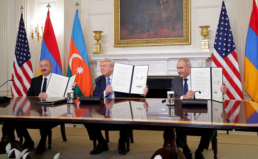 Алиев, Трамп и Пашинян (слева направо) на встрече в Вашингтоне. Скриншот фото с сайта премьер-министра Армении от 09.08.25, https://www.primeminister.am/en/press-release/item/2025/08/09/Nikol-Pashinyan-visit-US-declaration/