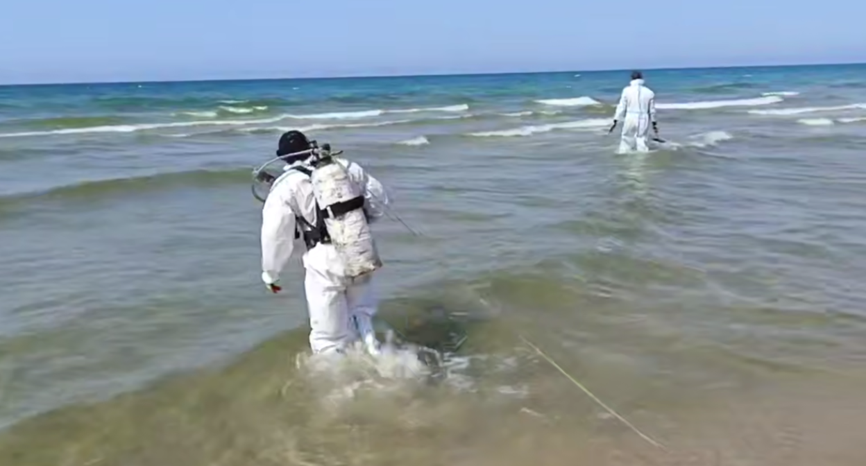 Водолазы в Джемете заходят в море. Стоп-кадр видео оперштаба от 31.07.25, https://t.me/opershtab23/13837 Водолазы в Джемете заходят в море. Стоп-кадр видео оперштаба от 31.07.25, https://t.me/opershtab23/13837