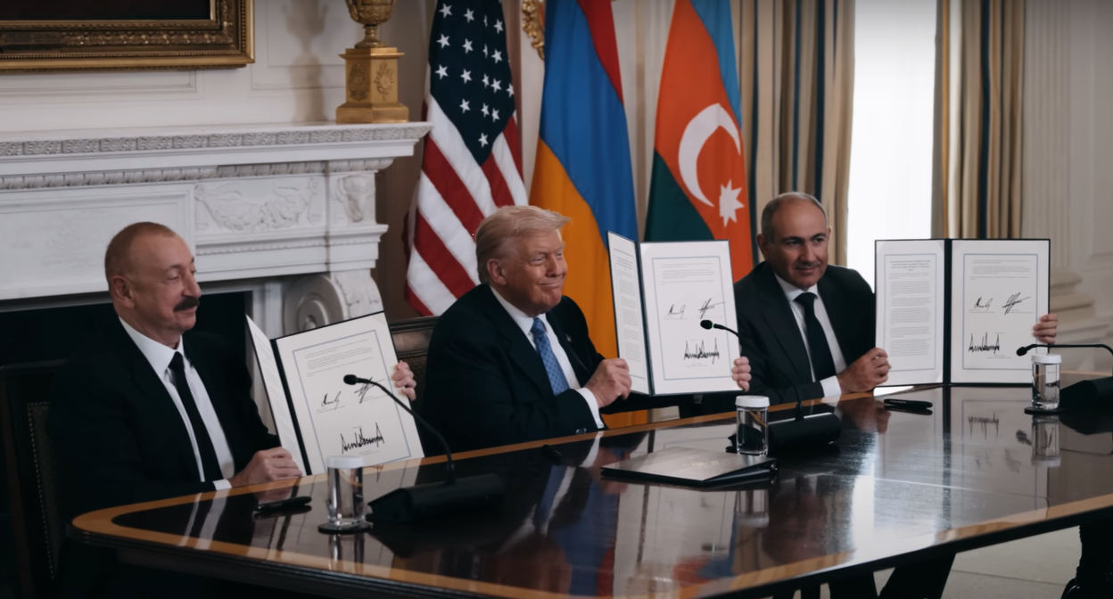 Подписание декларации 08.08.2025. Кадр официальной трансляции Белого дома The White House . YouTube

