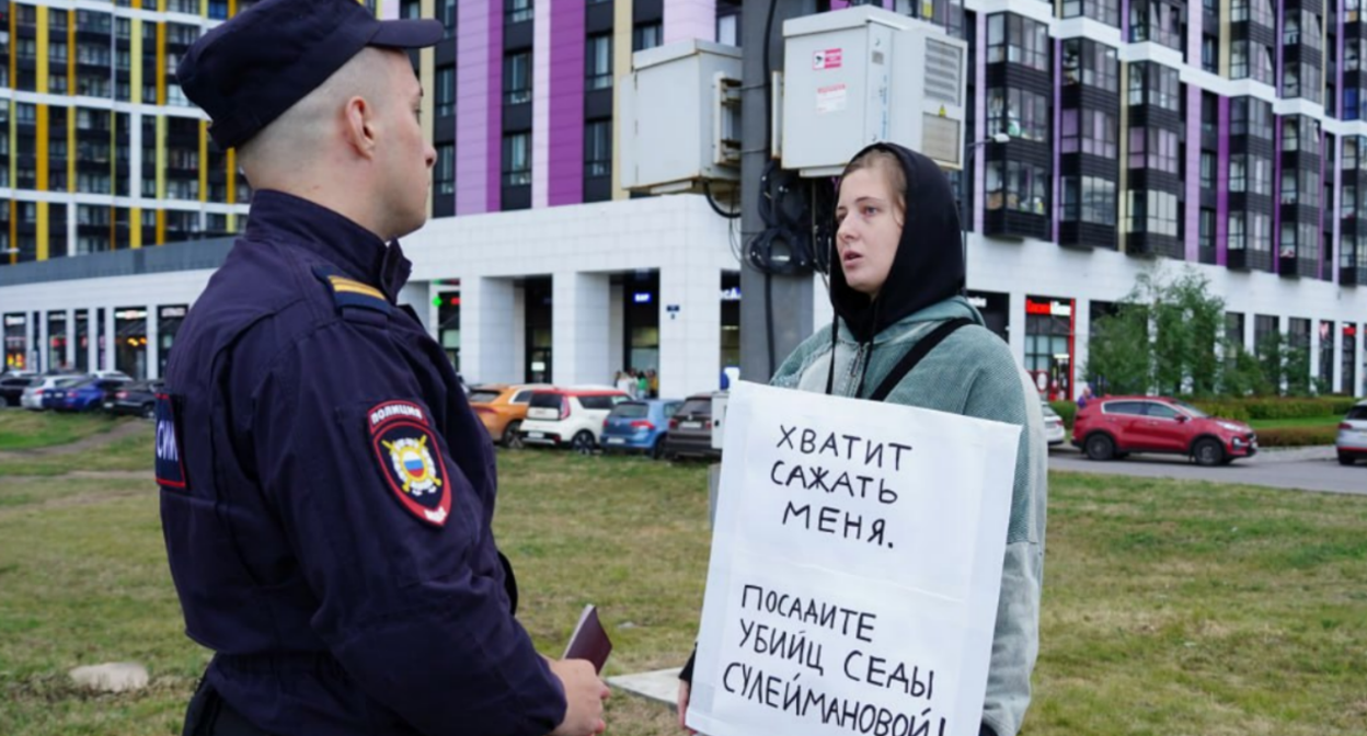 Лена Патяева беседует с сотрудником полиции. Скриншот фото "Слово защите" от 23.08.25, https://t.me/endoflaw/1183.