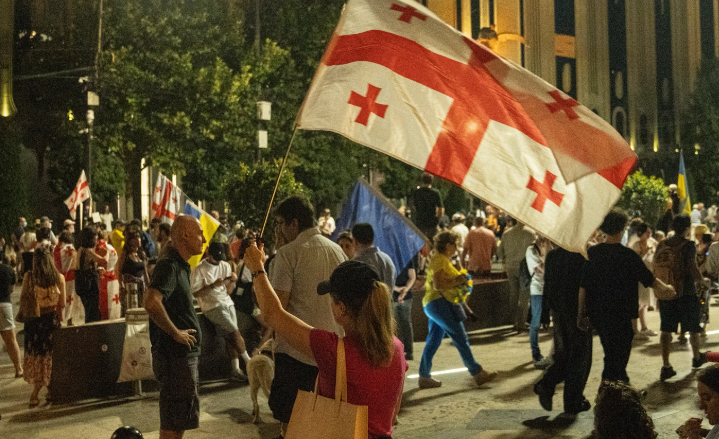 Участники акции протеста у парламента Грузии. Скриншот фото Publika от 23.08.25, https://www.facebook.com/photo?fbid=1530950884971123&set=pcb.1530950928304452 (деятельность компании Meta, владеющей соцсетью, запрещена в России).