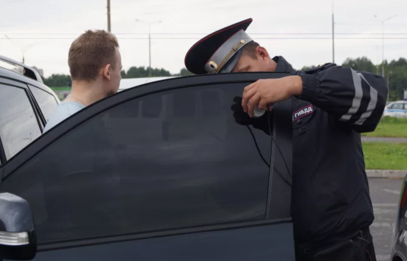Сотрудник полиции проверяет уровень тонировки. Скриншот фото https://35.мвд.рф/news/item/17740359?year=2019&month=11&day=24.