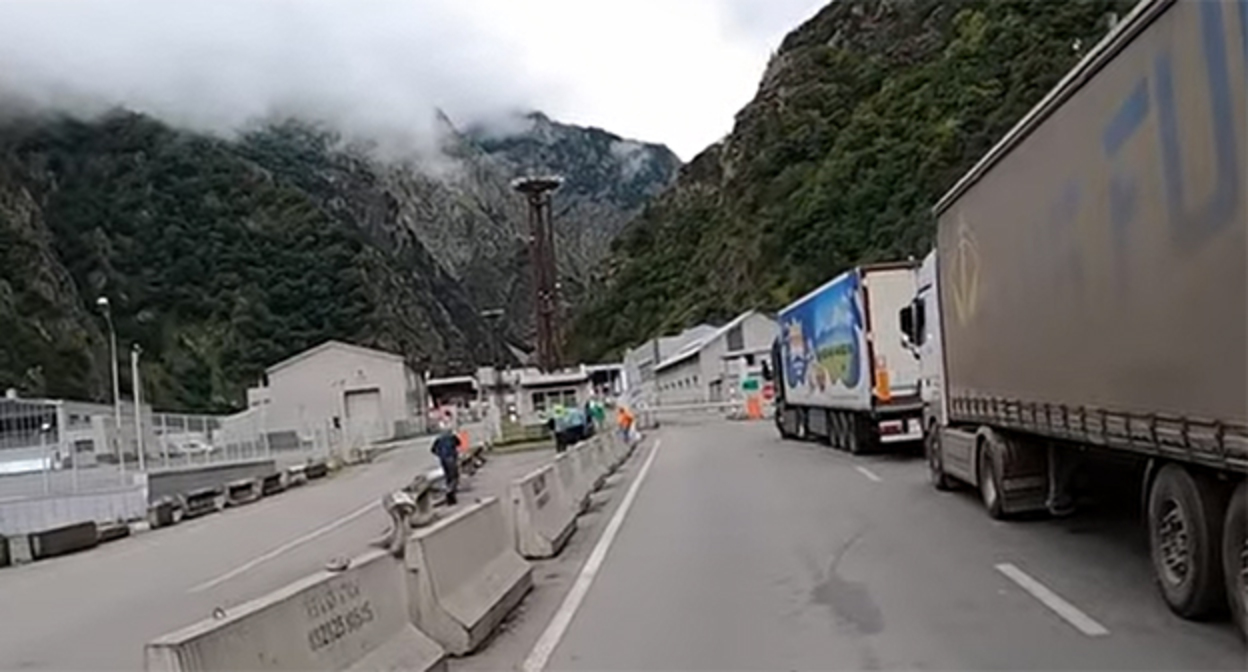 Верхний Ларс. Скриншот видео YouTube-канал Michael the Trucker https://ru.wikipedia.org/ Верхний Ларс. Скриншот видео YouTube-канал Michael the Trucker https://ru.wikipedia.org/