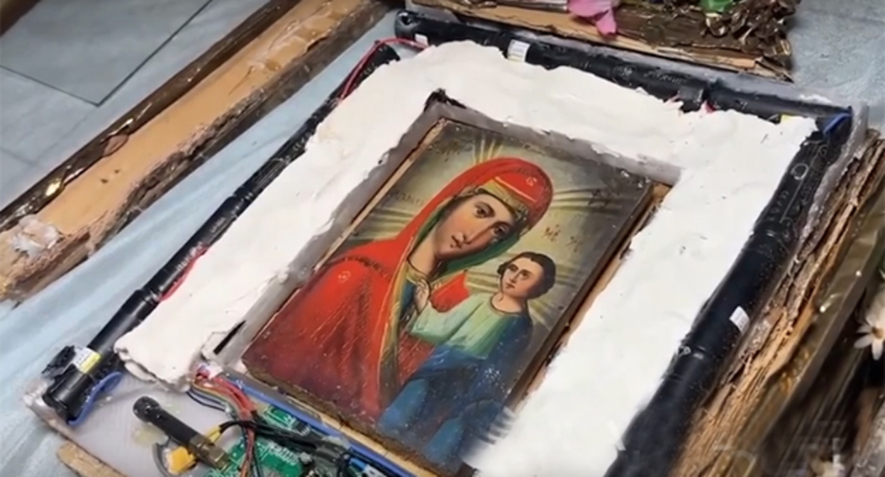 Взрывное устройство, вмонтированное в икону. Скриншот видео РИА Новости Взрывное устройство, вмонтированное в икону. Скриншот видео РИА Новости