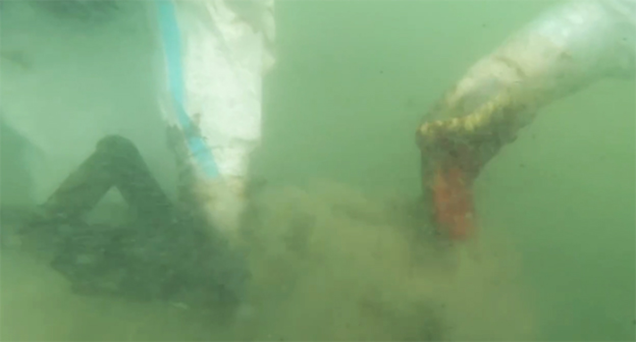 Подъем мазута со дна моря. 25 августа 2025 г. Скриншот видео https://t.me/opershtab23/14000