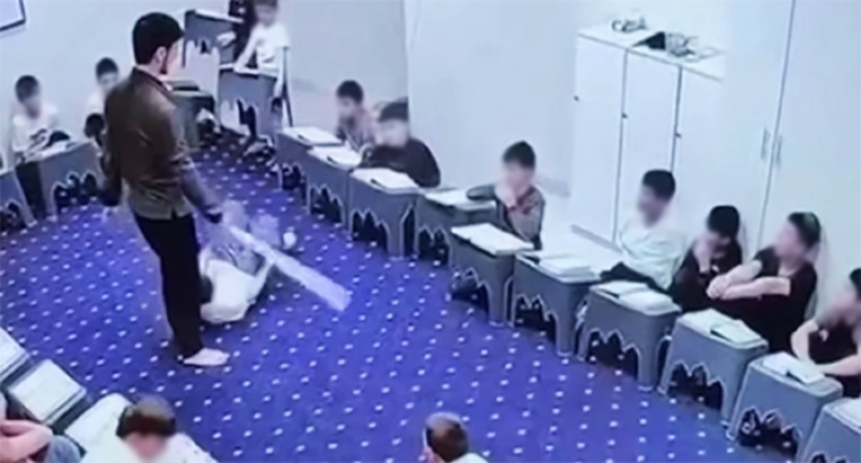 Избиение ребенка в медресе. Скриншот видео Телеграм-канал «Сапа Кавказ»