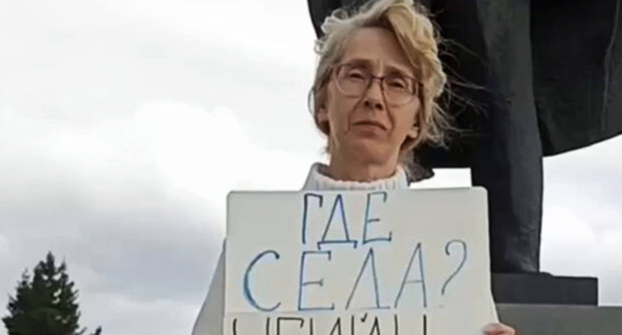 Елена Тардасова-Юн в одиночном пикете. 25 августа 2025 г. Скриншот видео https://x.com/Sota_Vision/status/1959960321587659013