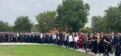 Сотни людей пришли почтить память погибших. Стоп-кадр видео "Сапа Кавказ" от 01.09.25, https://t.me/sapakavkaz/5332