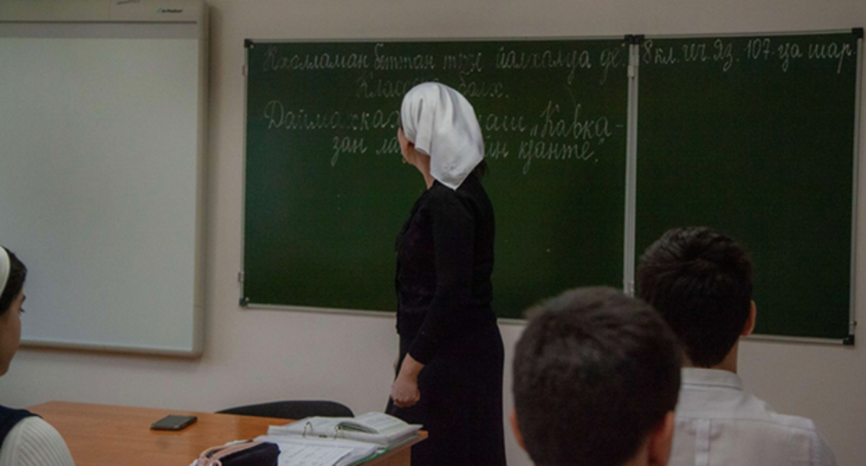 Урок чеченского языка. Фото: Грозный-Информ https://www.grozny-inform.ru/multimedia/photos/147996/