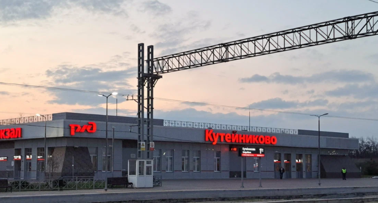 Станция Кутейниково. Скриншот фото с сервиса "Яндекс.Карты" https://yandex.com/maps/org/zheleznodorozhny_vokzal_kuteynikovo/81470838283/gallery/?ll=40.321425%2C49.401060&photos%5Bbusiness%5D=81470838283&photos%5Bid%5D=urn%3Ayandex%3Asprav%3Aphoto%3A14702189_2a000001962dd563374a9222b7d6509012d1&z=10

