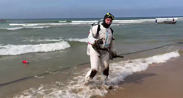 Водолаз на берегу моря в Анапе. 4 сентября 2025 г. Скриншот видео https://t.me/opershtab23/14082