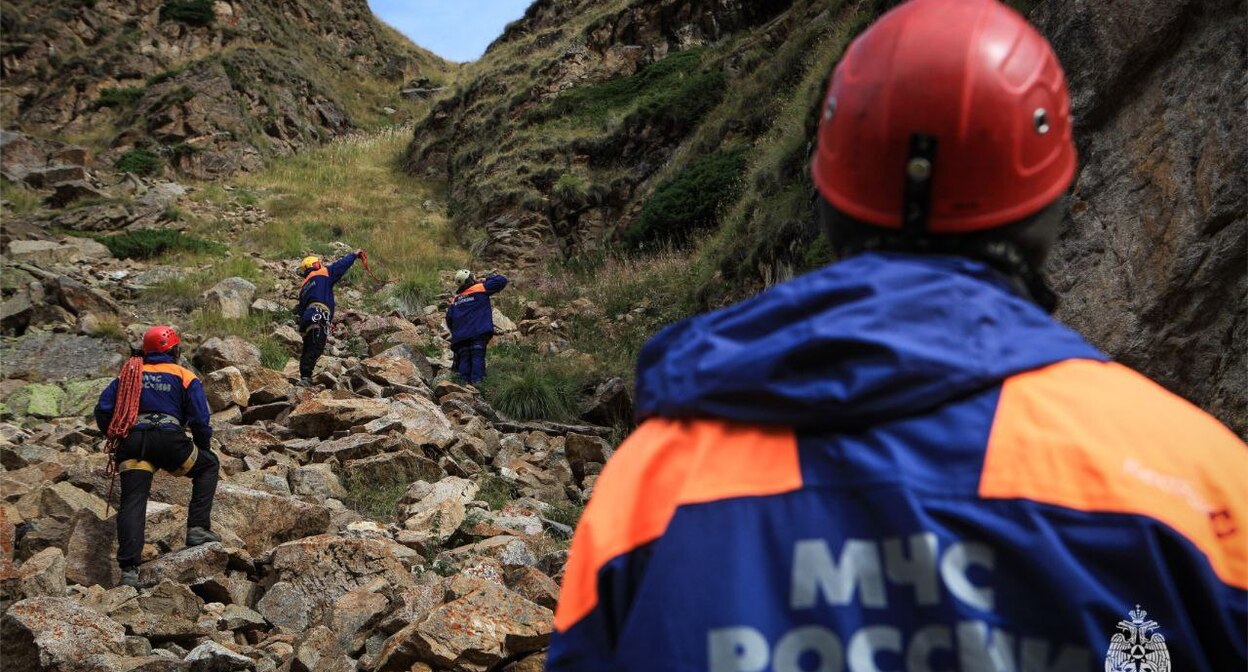 Сотрудники МЧС во время поиска парапланериста. 5 августа 2025 г. Фото: МЧС РФ
