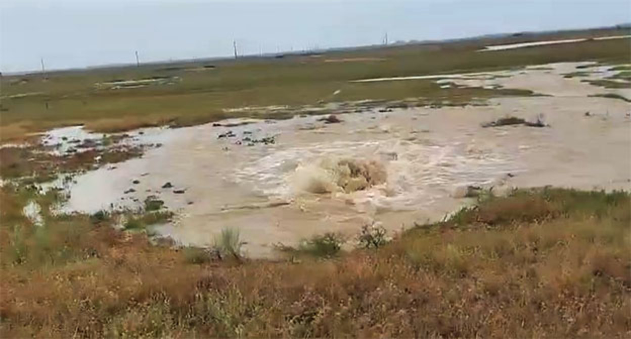 Прорыв в магистральном водоводе "Каспийск - Избербаш". 12 сентября 2025 г. Скриншот видео https://t.me/tutizberbash/28073
