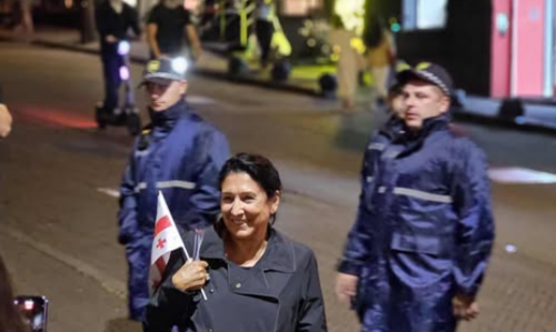Саломе Зурабишвили на акциии протеста. Скриншот фото Publika от 13.09.25, https://www.facebook.com/photo?fbid=1548897836509761&set=a.715406393192247(деятельность компании Meta, владеющей соцсетью, запрещена в России).