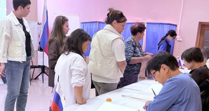 Люди на избирательном участке. Фото: избирком Астраханской области https://t.me/Izbirkom30/6633