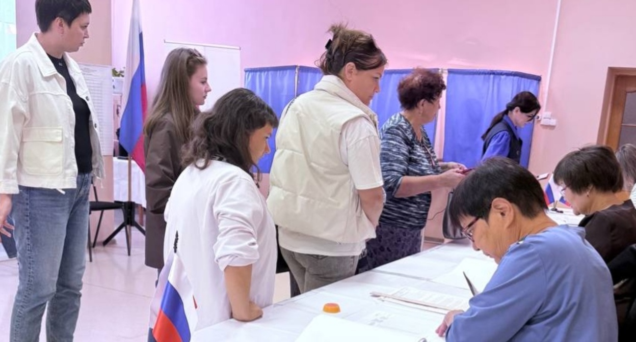 Люди на избирательном участке. Фото: избирком Астраханской области https://t.me/Izbirkom30/6633