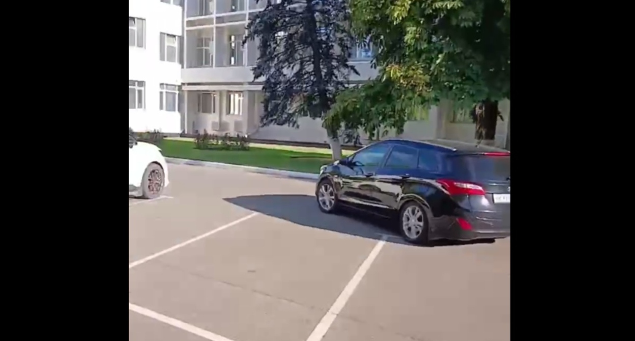Справа - автомобиль, в котором уехали участники инцидента. Кадр видео из телеграм-канала Александра Сафронова https://t.me/redtemnik/5849